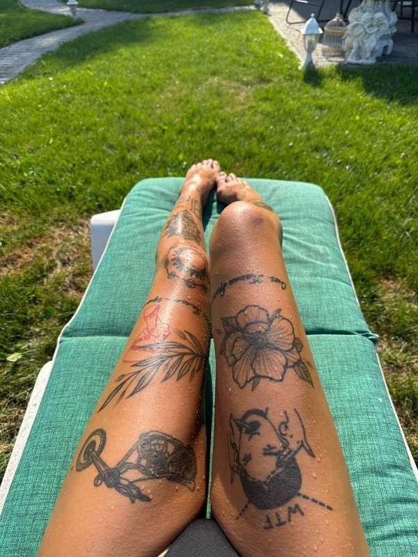 Day of tanned legs👙🧴