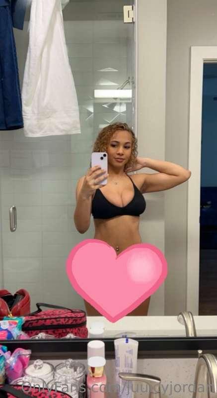 anyone wanna sext? 😩 **DM ME**