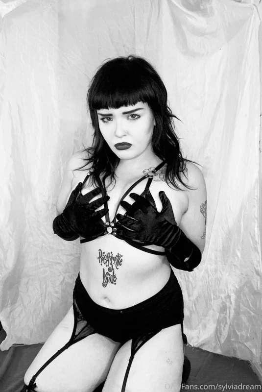 ur dream girl 🖤