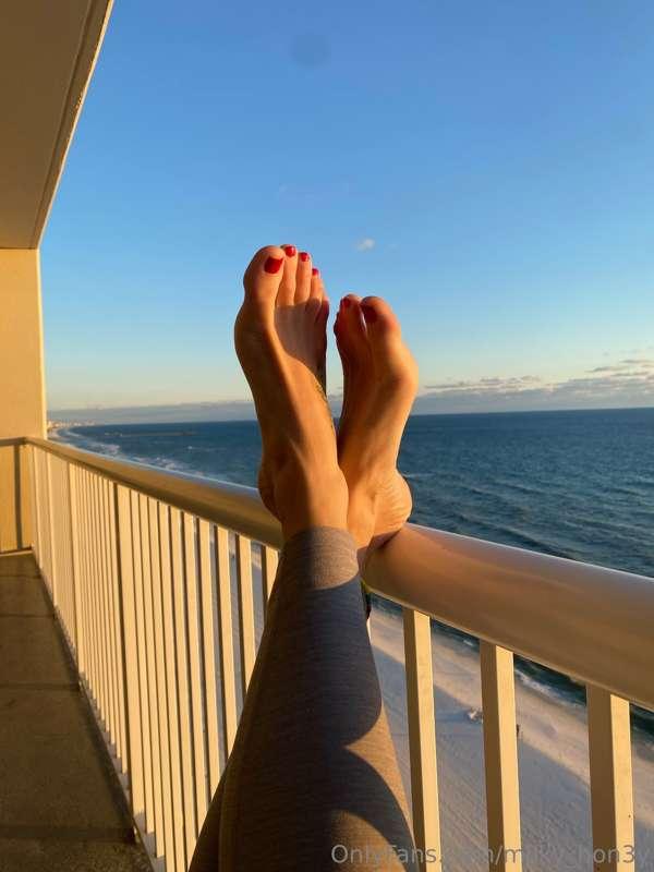 Good morning and HAPPY NEW YEARS EVE! 🥂 😎