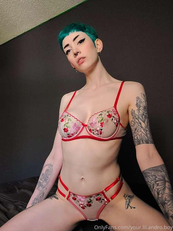Aren't I just DASHING I'm red? 💋💋💋