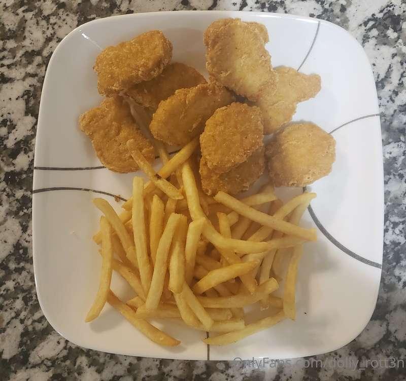 Late night nuggie time lol 😜😋