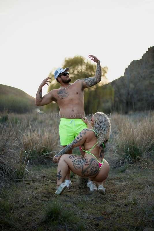 Who wants to watch us fuck in the field 👀👀