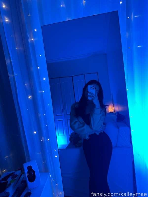 #OOTD 🌃 my productive monday was a success! prepared a lot of my christmas content for u guys hehe including my livestream plans 🤭 how was ur monday?

#cozy #selfie #yogapants 