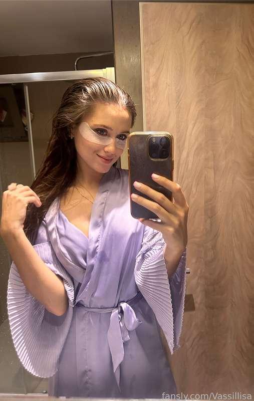 Hi everyone! 🌟 Getting ready for my stream is a whole ritual, and I love every step of it. I start long before going live, making sure I’m fully prepped and feeling my best. First, I hop in the shower 🚿—nothing like a fresh start to the day! Then, I wrap my hair up in a towel and go through my skincare routine 🧴, which I never skip. My face feels so refreshed, and it gives me that extra glow for the camera. Afterward, I pick a look that’s just right for the stream. Sometimes it’s comfy and cozy 🧥, sometimes it's a bit more glam ✨—depends on the vibe I want to create.
Once I’ve decided on my outfit, I take some time with my hair and makeup 💄 I want to make sure everything looks on point since I know you all notice even the tiniest details! When I’m finally ready, I do a quick check of my setup 🎙️, adjusting the lights and double-checking that everything works smoothly. It’s a lot of prep, but every little thing helps me feel confident and excited to go live. So, by the time I start streaming, I’m fully in the zone and ready to hang out with you all! 🎉
#brunette #longhair #pretty #beauty #selfie #fyp #lifestyle #natural #blog #model
