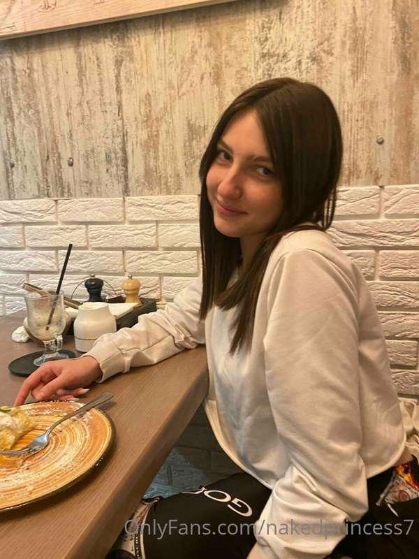 I love to visit new places and eat new dishes🍰