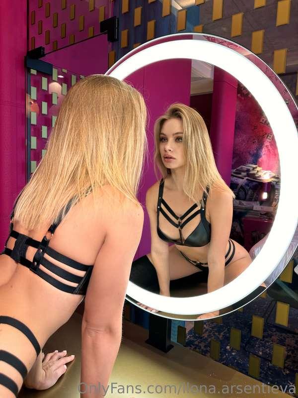 Mirror, mirror on the wall…complete the sentence 👇🏼 best one..