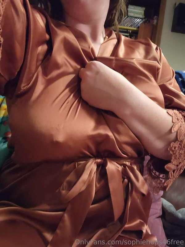My tits look so good in this robe! Now I just need a pearl n..