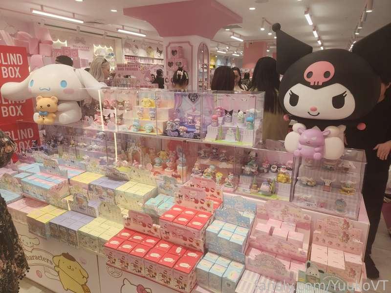 ご主人様〜

I went out today and saw this cute Sanrio store! I really wanted to get one of the blind boxes, but I was trying to be a good girl and didn't get any... Even though I love my melody.

Will you reward me tonight for being a good girl?
I'm streaming at 9PM EST/6PM PDT! Playing yarimon

See you then ❤️


P.S thank you for all the love on the last post! It really makes me feel seen ❤️
#anime #games #vtuber #asian #lewdtuber