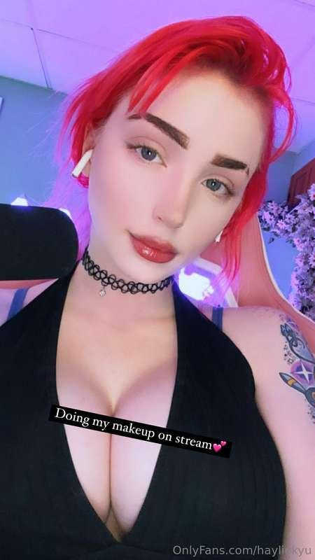 Guess who's live RIGHT NOW??? It's me! Please come & chat!❤️..