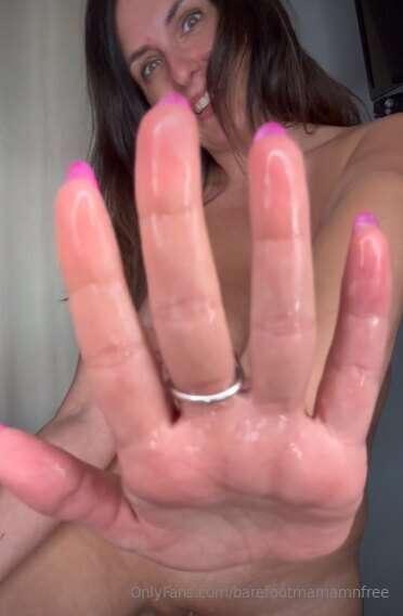 Look how fucking creamy my pussy gets while I tell you how t..