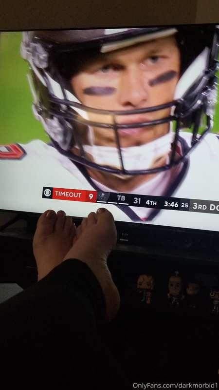 Brady looks like he be a simp for my feet. I know you are 😈...
