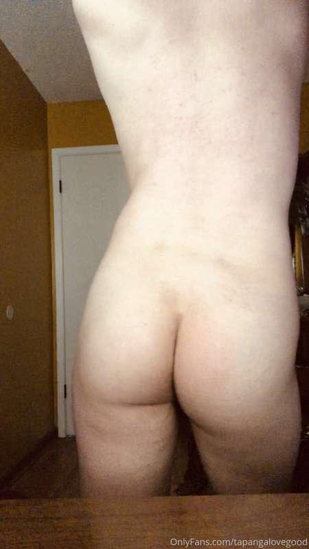 Here’s some yummy ass and a little bit of low hanging balls ..