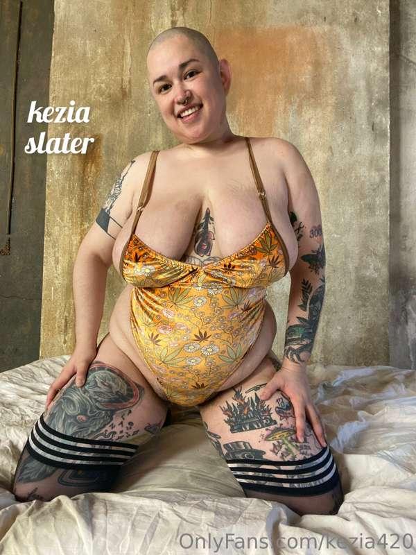 Goddddamn such a huge booty🍑🍑 what would you do first to it?