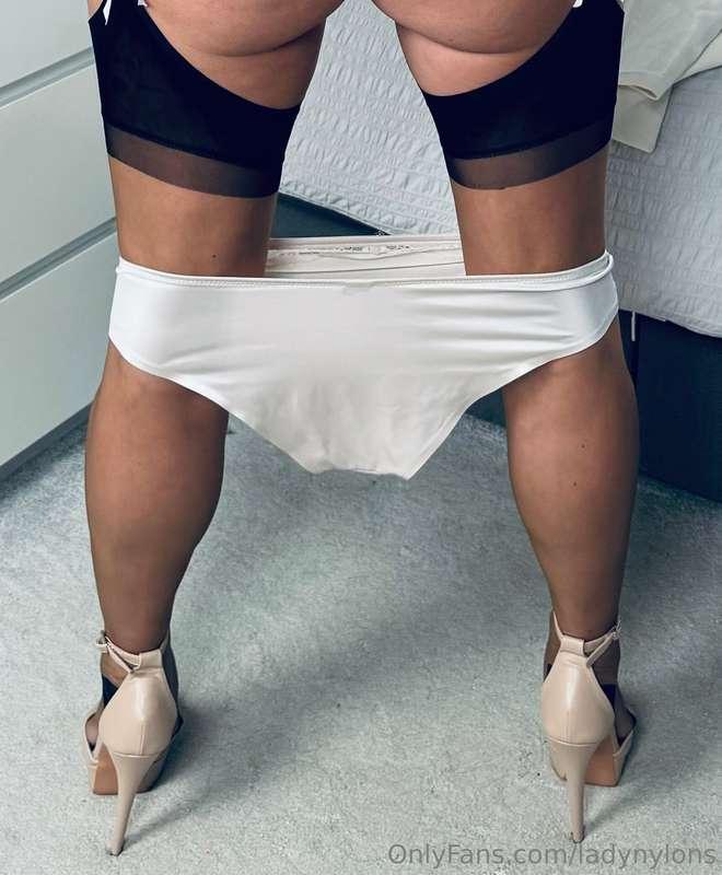 Who needs knickers anyway? 💋😈