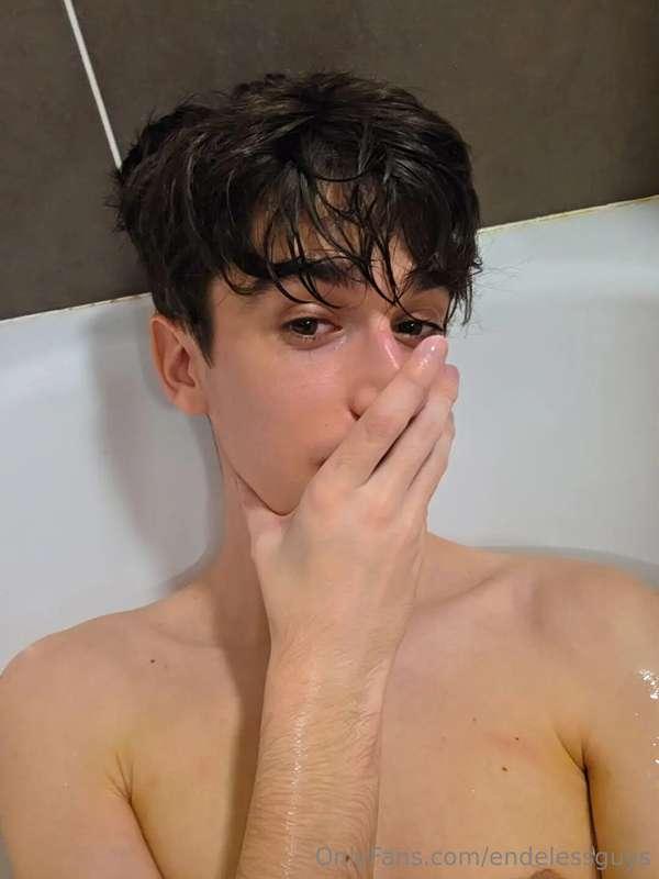 👬🧼📹