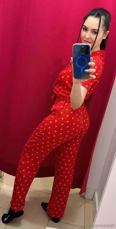 Can you help to choose which pajamas look better on me?🥰