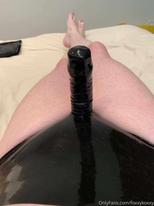 I forgot how AMAZING latex sheath briefs feel 😍 Who wants to..