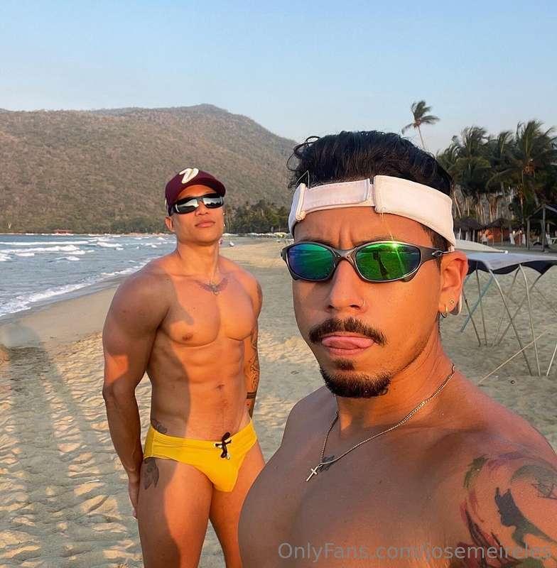 we went to the beach to warm up these carnal temples👅 fomos ..