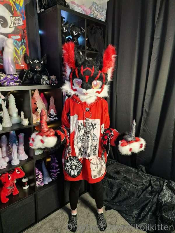 You wanna see me try some toys? I take payment in headpats a..