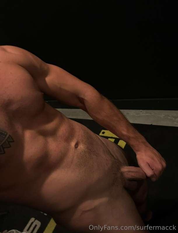 Yes I’m naked in the gym 😉