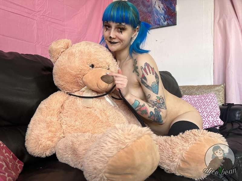 #clown #clowns #clowngirl #bluehair #cute #petite #pigtails #british #english #alt #altgirl #alternative 