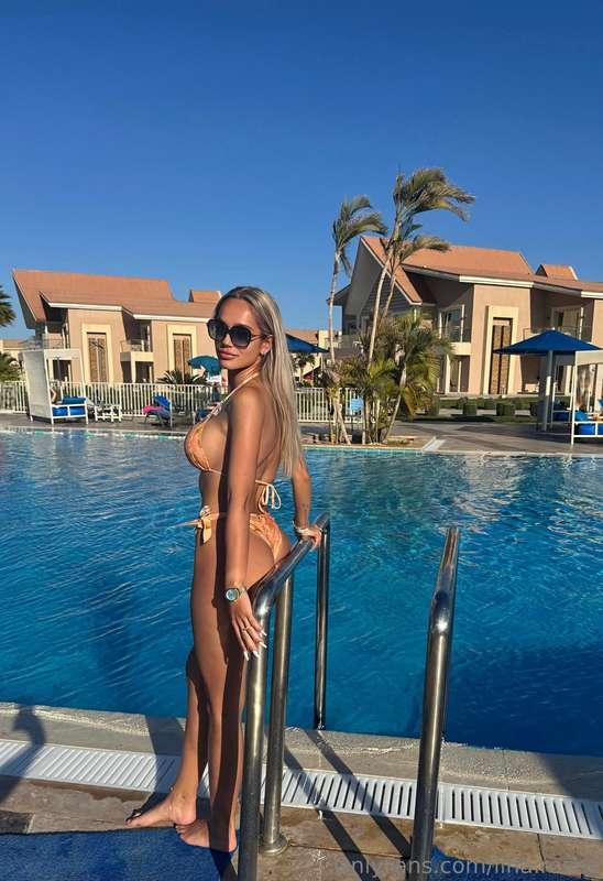 Ich mache mir heute einen entspannten Tag am Pool ☀️👙🔥 und d..