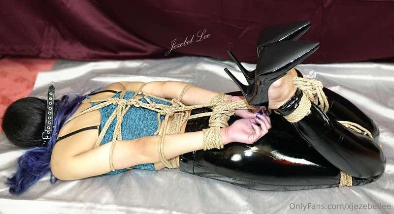 BONUS PHOTOS: a couple more stills from the bondage photosho..