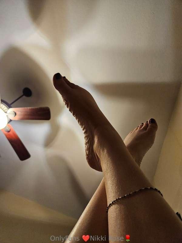I love random, odd angled pictures. The feet, I think, are u..