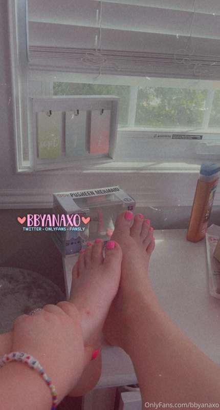 idk if any of my subs like feet but either way my toesies ar..