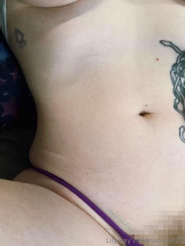 give my hairy pussy a kiss good night? 💋 💤 🌙 