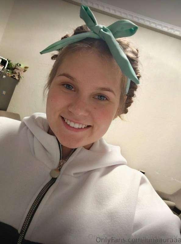This pretty babe @lunaauraaa is crazy about how you can poss..