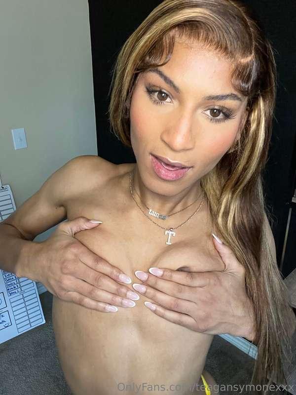 Feeling like a tease today ☺️😚  Leave a “🥴” If I did 😋