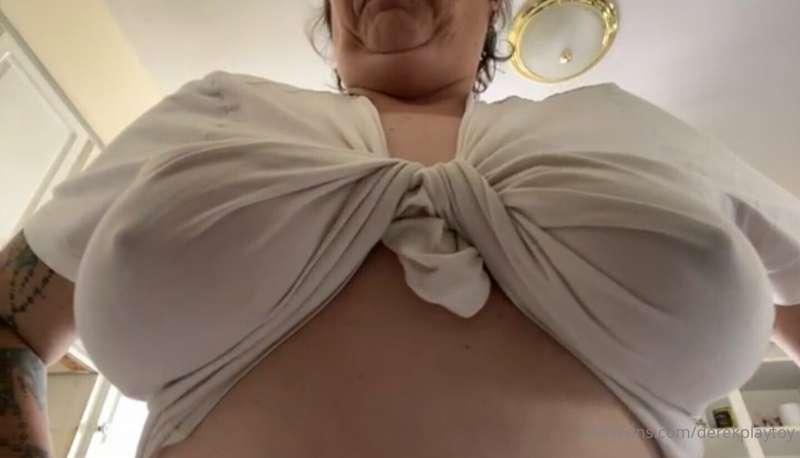 It's too hot for a bra today 😜