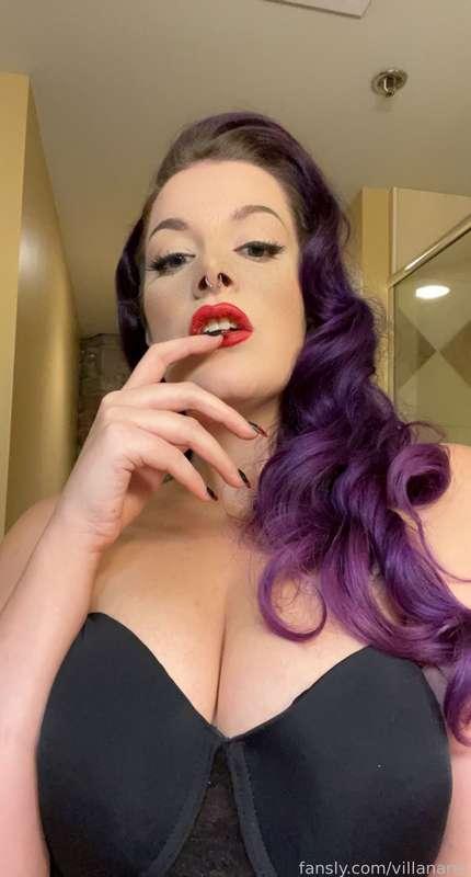 Oh hi 🥰

#fyp #pinup #retro #vintage #purplehair #redlipstick #goth #boobs #cleavage
