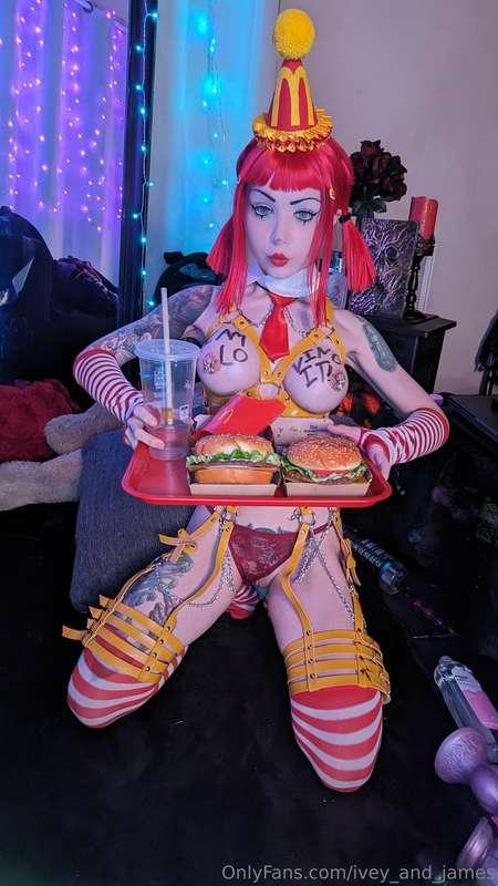 🍔Ronald McDonald Cosplay 🍔  Photo includes pussy and tit fla..