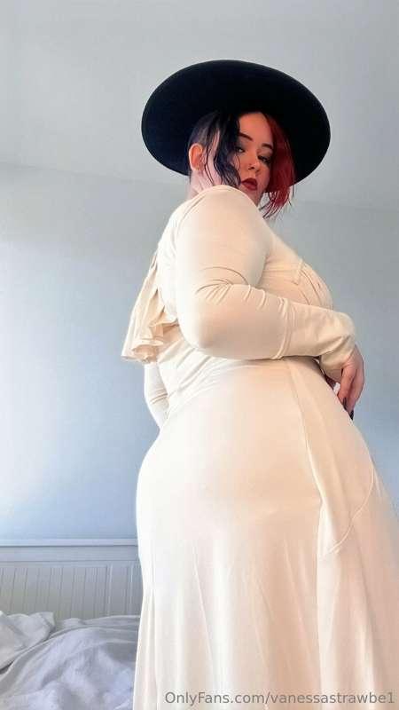 Lady Dimitrescu has a plump fat ass 🍑