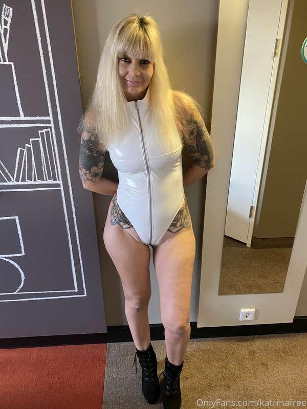 Fuck me my boobs look good here when I unzip and let them ou..
