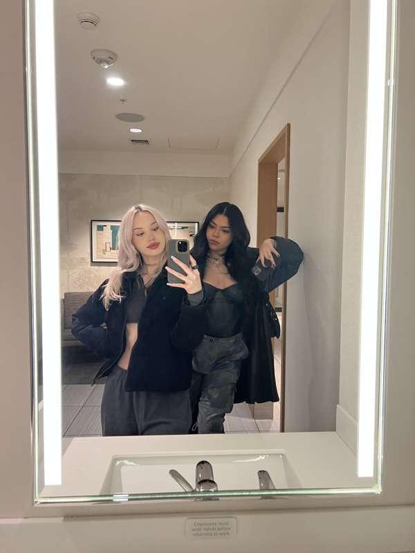 👩‍❤️‍💋‍👩