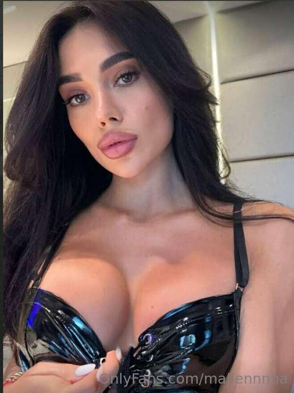 This babe @kris_top is very horny kitty, loves to show off h..