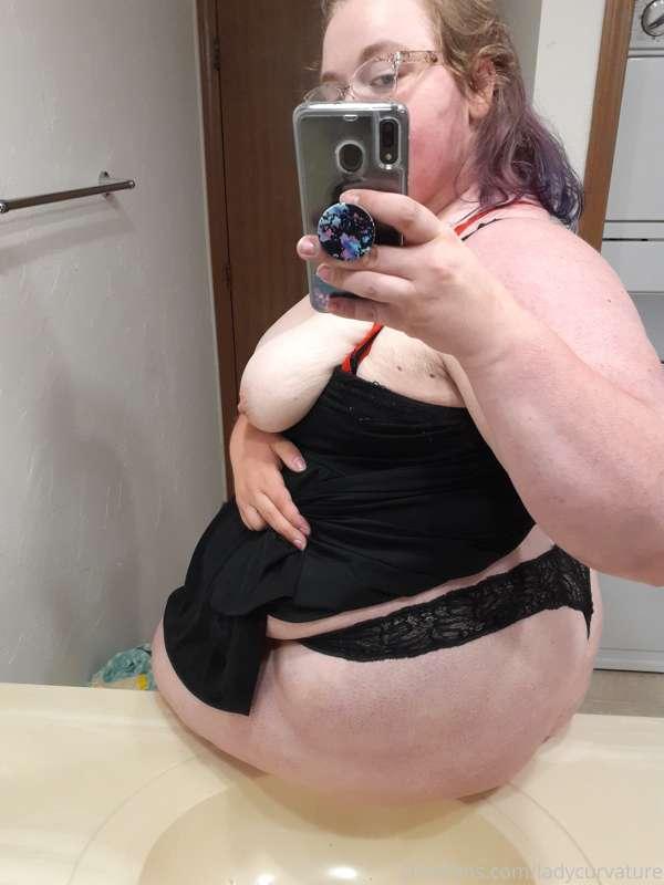 ladykeepsherlegsopen main image