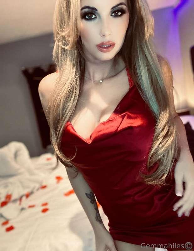 IT'S SELFIE SATURDAY!!! 🙈 Get a bundle of hot pictures for o..