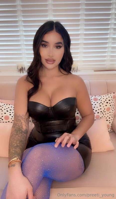 Strip me slowly, kiss my body 💋 