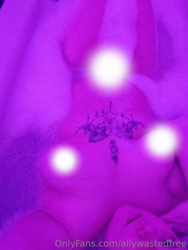 Wanna join me in my bath? 😈 

Check out my VIP page ~
@allyw..