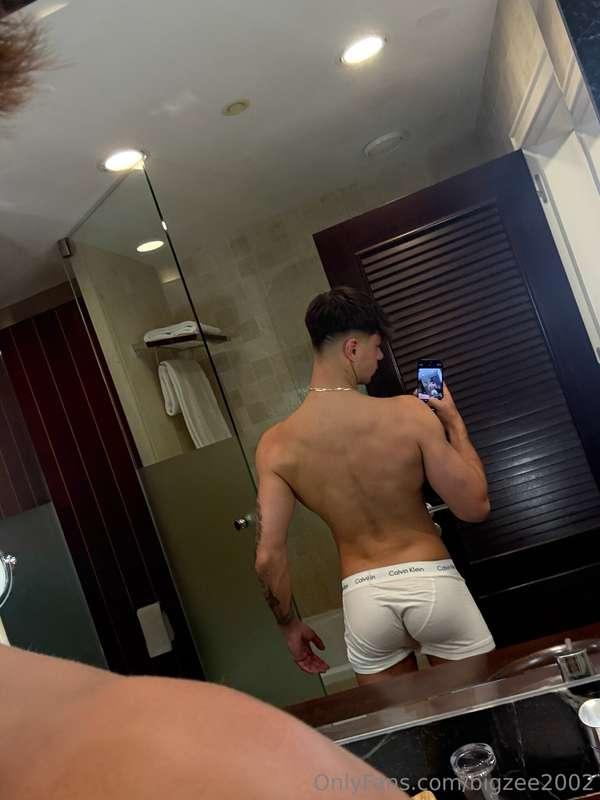 Happy hump day, swipe right to see me drop my boxers 😜