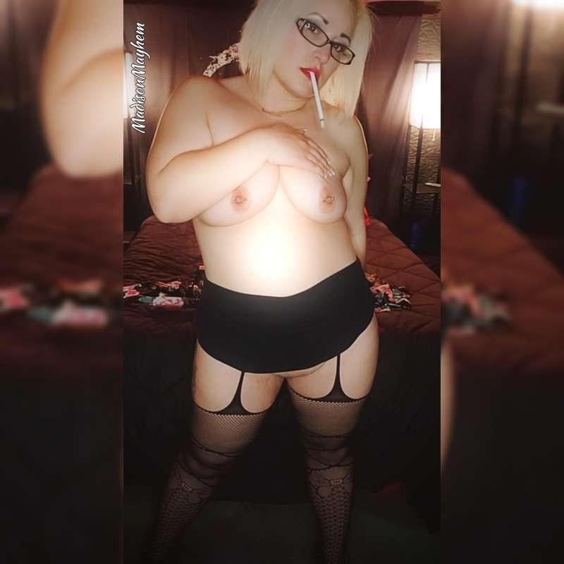 Want to join me in a smoke before bed? 🚬🎀🖤🎀🚬