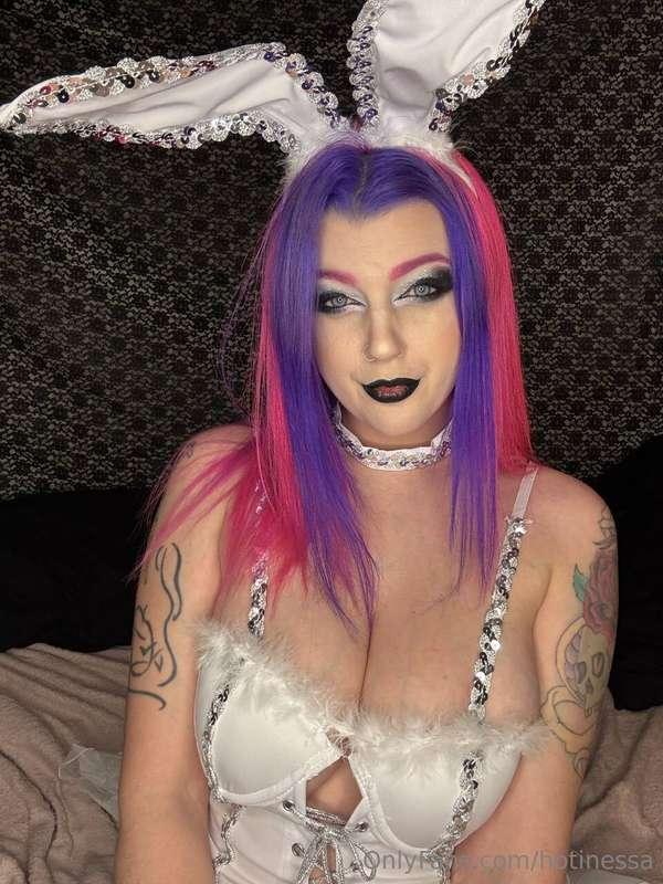 Big titty goth girlfriend with a fetish for pussy stretching..
