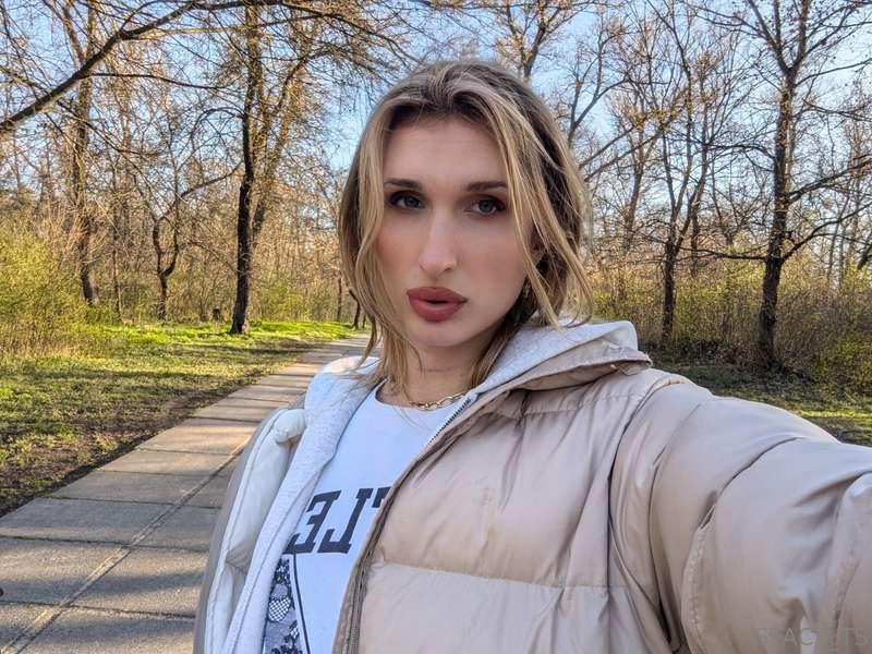 🌿 Just me, a little sunshine, and a tongue that has thoughts..