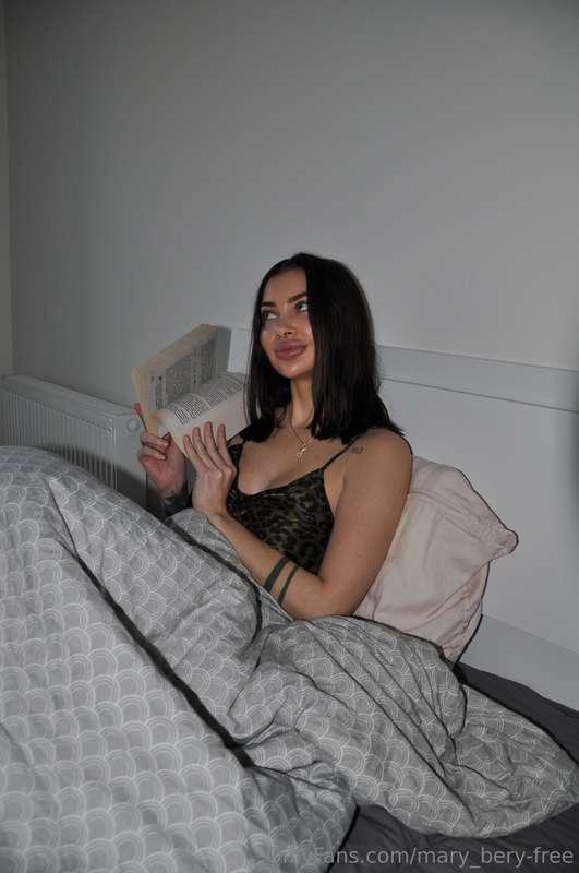 Lazy evenings, wild thoughts... 😏What's your favorite book? ..