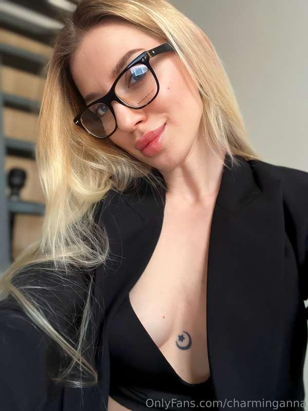 I have decided to diversify today's look with fashionable gl..